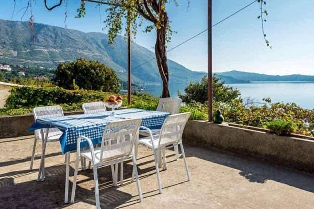 Guest House Fontana - Two Bedroom Apartment with Terrace and Sea View 1