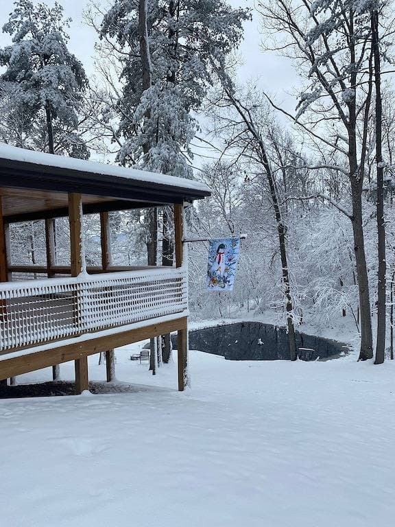 Foto 4 von 32: Relax in our secluded hot tub overlooking the pond with a glass of wine in Luray