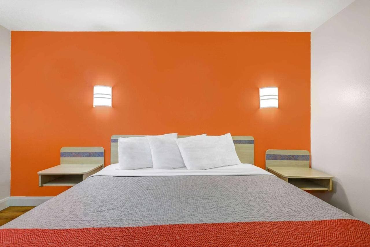 Foto 4 von 9: Queen Room with Two Queen Beds - Smoking