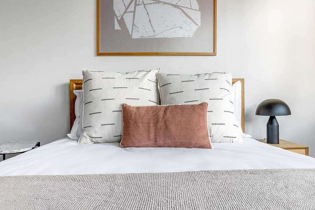 Trendy Lincoln Park Studio w/ W/D, Patio, walk to L, by Blueground 1
