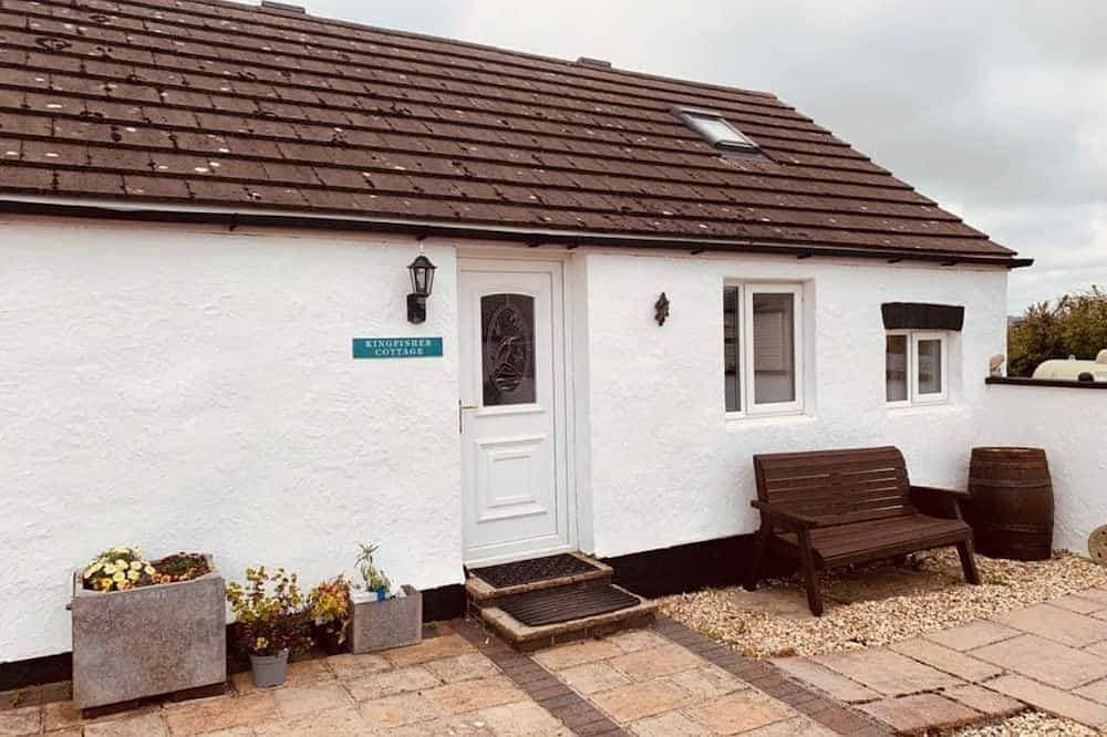 Whitewashed 1 bedroom stone cottage, with king size 4 poster bed. Pet friendly. 1