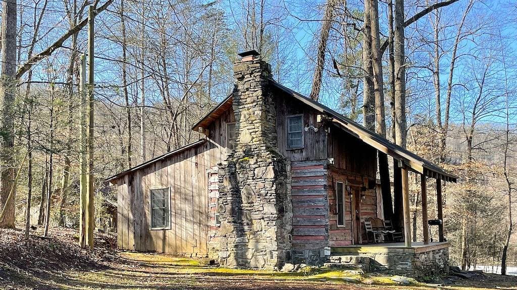 Foto 8 von 13: Cabins In The Pines Unit 4-Motorcycle Friendly-Wood Fireplace - Covered Porch