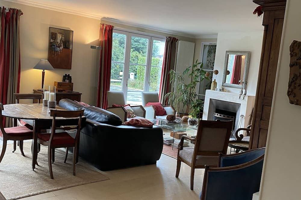 Foto 10 von 21: Large family home with pool in Normandy village center