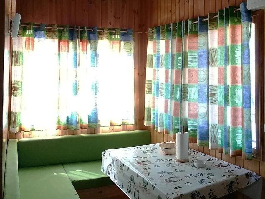 Foto 7 von 50: Camping La Soleia d'Oix - Bungalow 6 personen