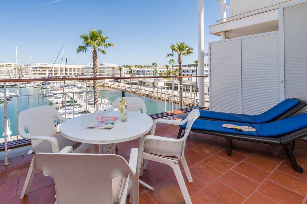 Ausgezeichnete Maisonette-Wohnung in der ersten Linie des Yachthafens von Lagos 1