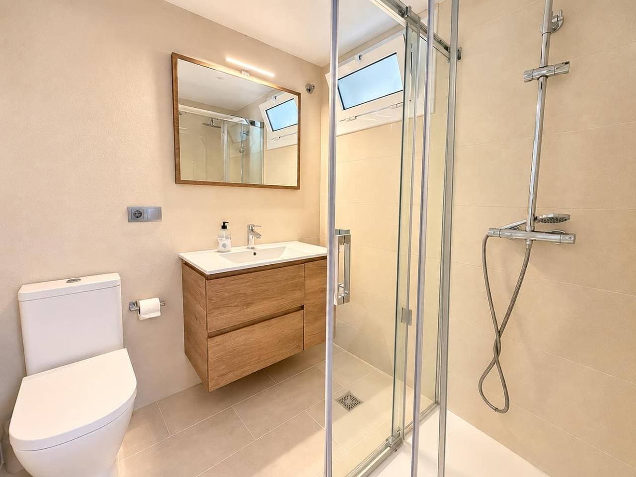 Foto 8 von 14: Neu renovierte Wohnung, 1 Min zum Strand, ruhig, 2 Schlafzimmer, Terrasse, Wi-Fi