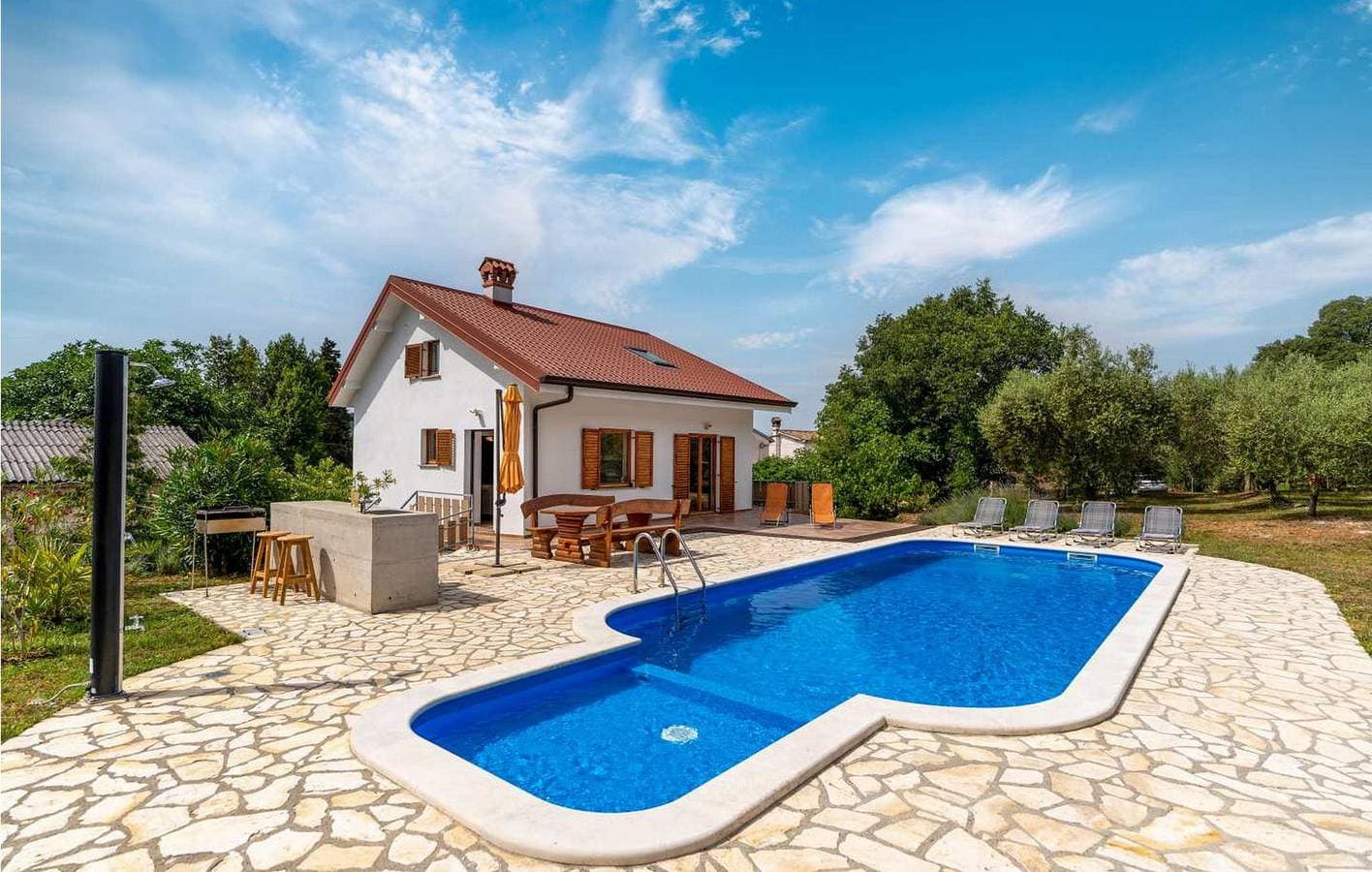 Foto 4 von 46: Geräumige 2-Zimmer-Wohnung mit Pool, Terrasse und WLAN in der Nähe des Flusses Mirna