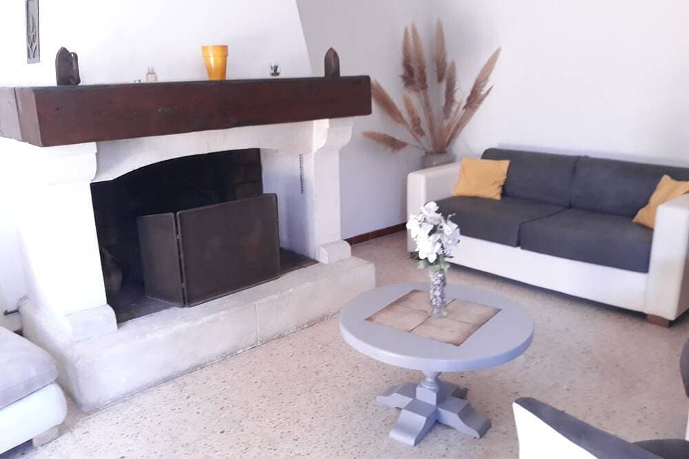 Foto 10 von 20: Large house in Provence village of Entressen with enclosed garden planted with trees, quiet location