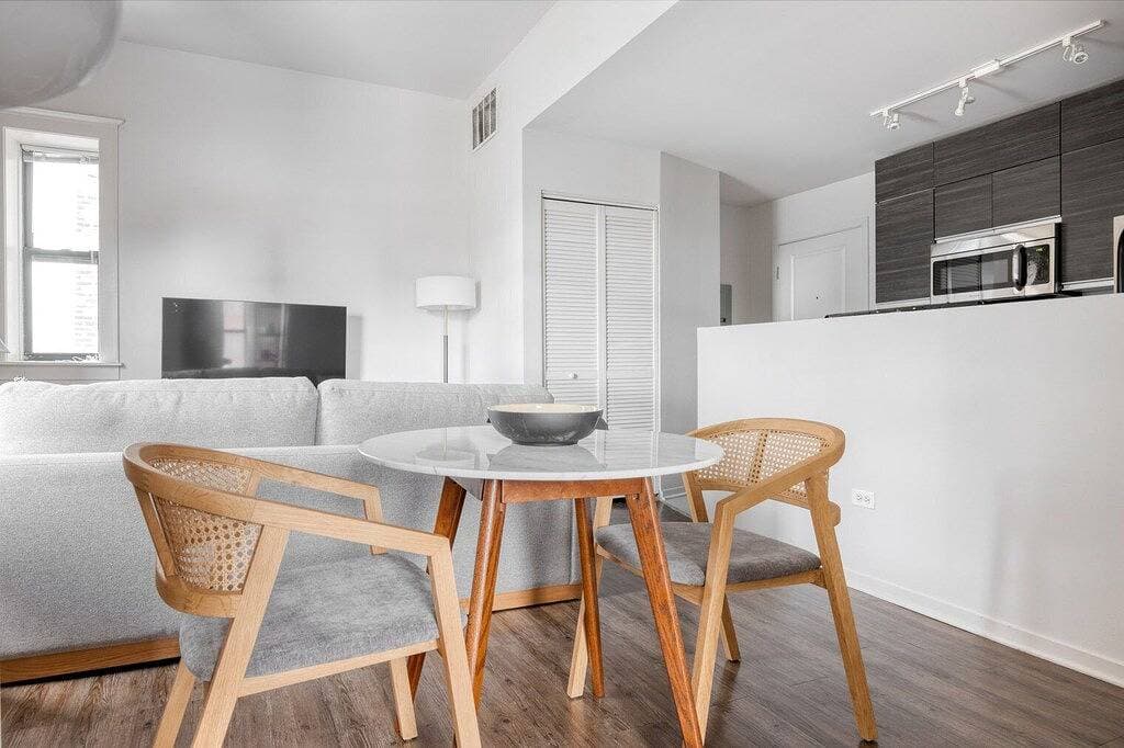 Foto 5 von 17: Upscale South Loop 1Br nr L & Grant Park, by Blueground
