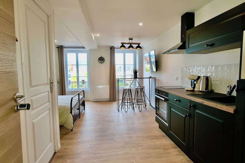 Foto 2 von 12: D-Day Suites - carentanlocation.fr: Avallon Downtown, 2 people, 2 minutes from the train station