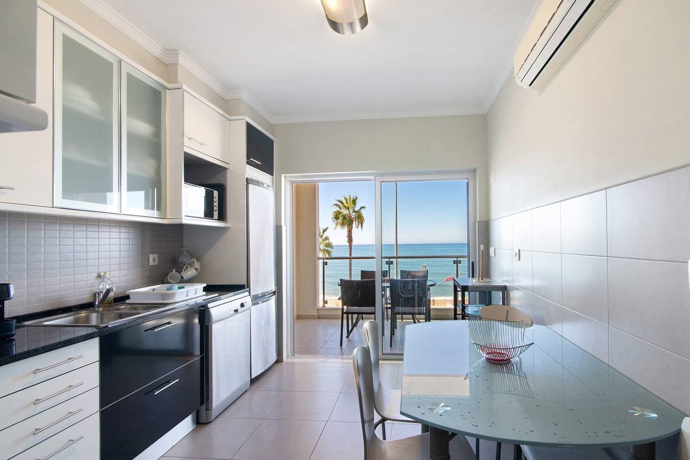Foto 8 von 21: Apartment 'Quarteira Modern Flat' mit Meerblick, WLAN und Klimaanlage