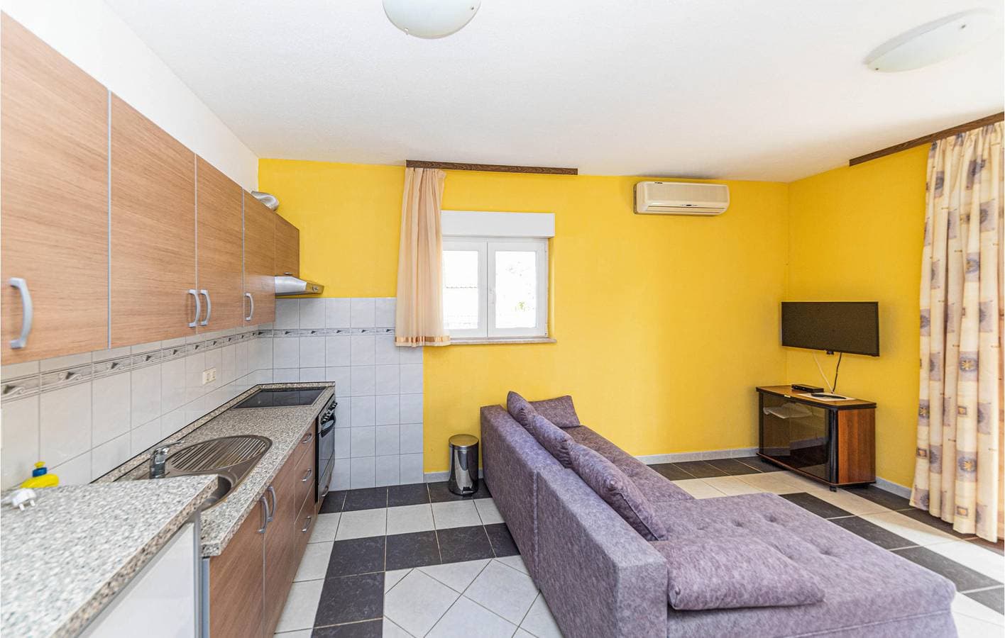 Foto 13 von 22: Urlaub am Meer: Gemütliche Ferienwohnung mit Terrasse und WLAN, 600 m vom Strand Uvala Bočići entfernt