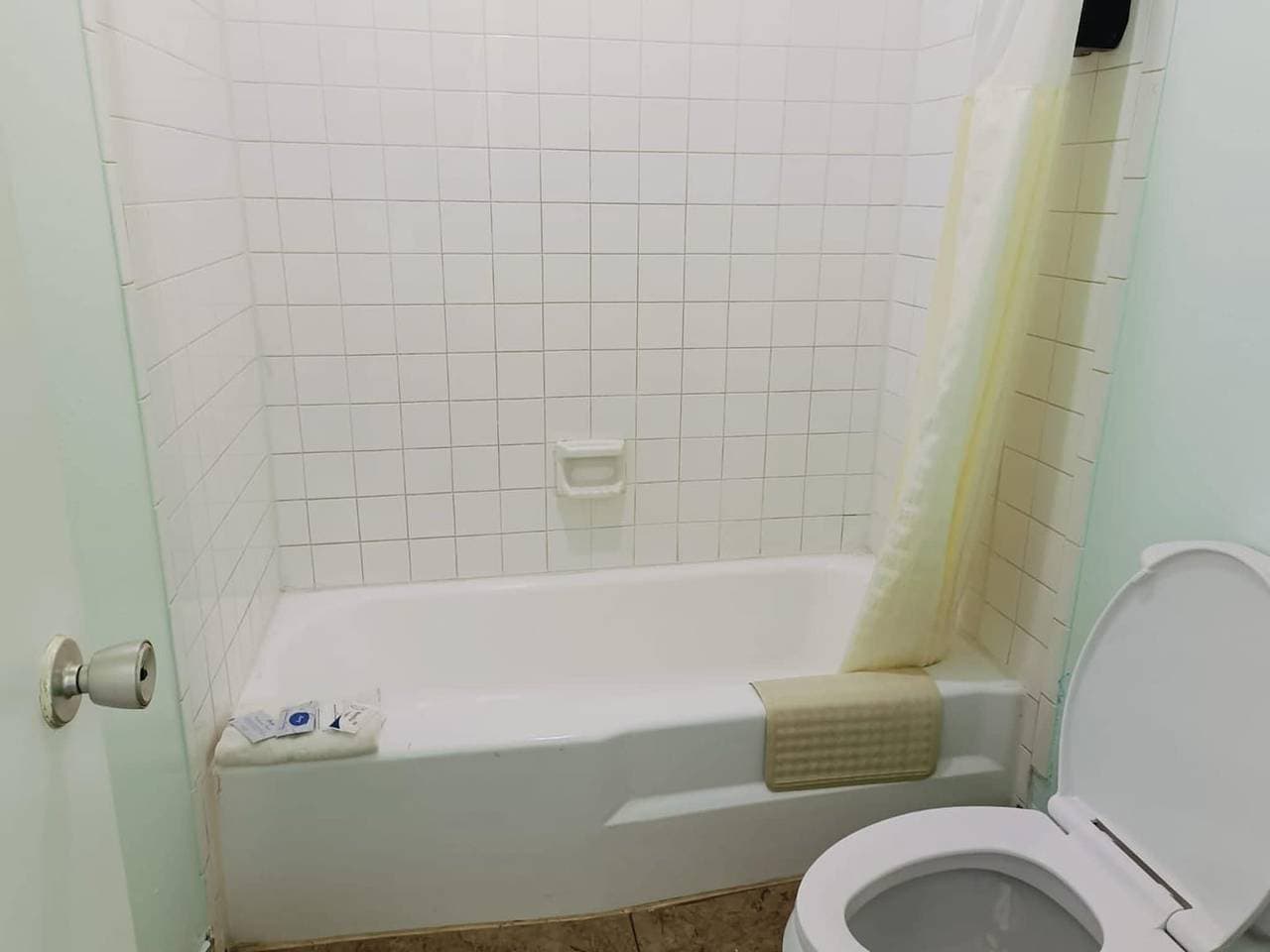 Foto 12 von 23: Edinburg, Texas | Kingsize-Bett | Rauchen