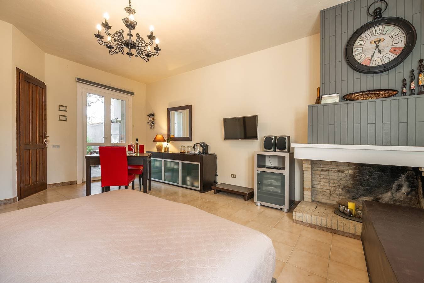 Foto 6 von 23: Zimmer 'Luxi Noa Studio' mit gemeinsamer Terrasse, WLAN und Klimaanlage