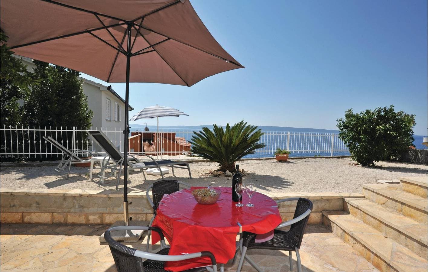 Foto 2 von 20: Gemütliches Apartment am Strand mit Terrasse und Garage, 500 m von der Bucht Uvala Bočići entfernt