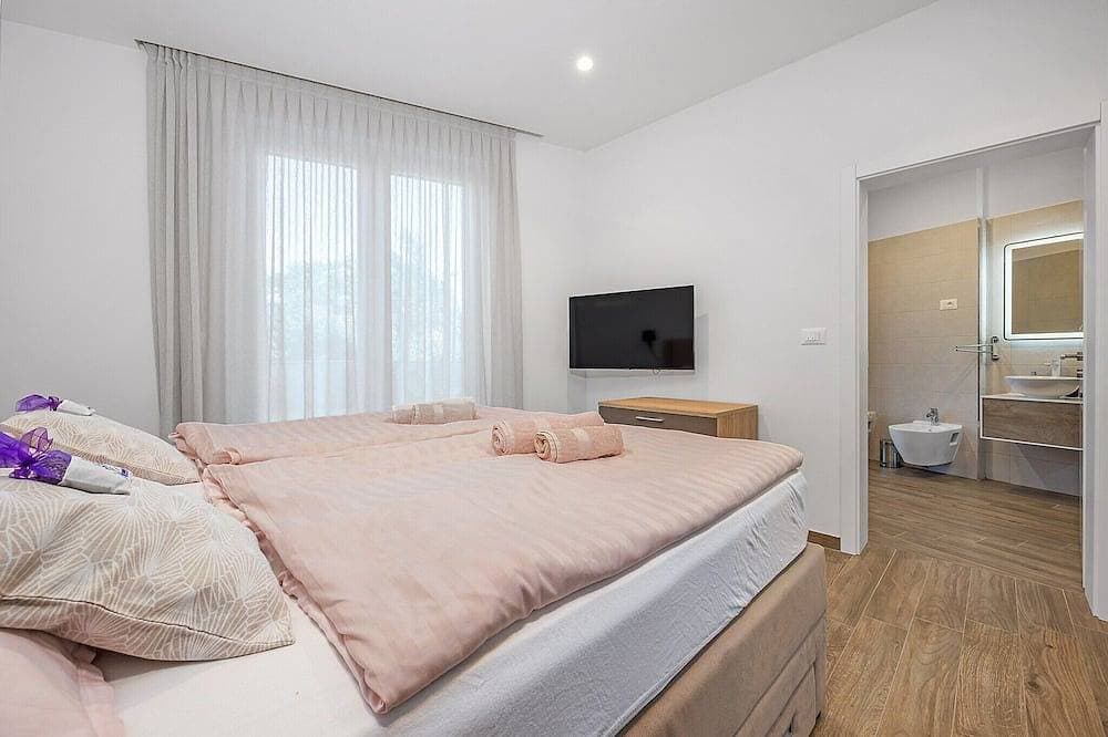 Foto 7 von 30: Villa mit Pool, Spielzimmer, Garten