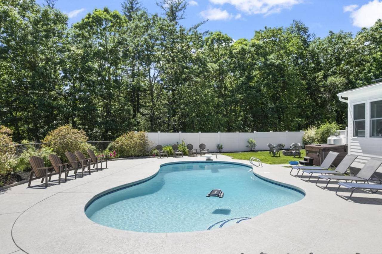 Maine Pondfront Home Sleeps 22 - Pool & Hot Tub 1
