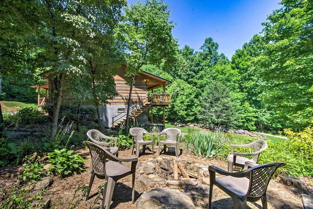 Foto 2 von 24: Bryson City Cabin w / Hot Tub & Deck - auf mehr als 2 Acres!