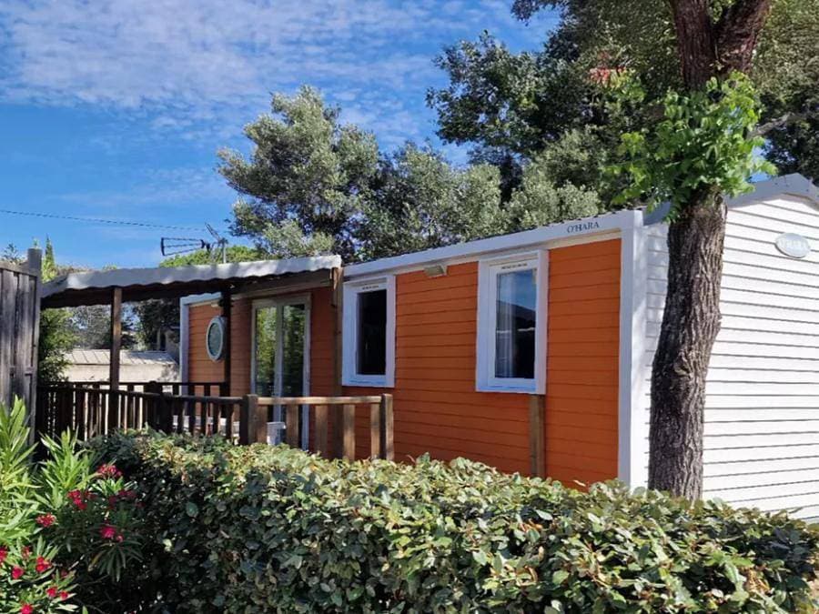 Foto 10 von 35: Flower Camping Orly d'Azur - Mobilheim 4 personen - Mobilheim Aglandau Confort 20m² - 1 Schlafzimmer - halbüberdachte Terrasse -.