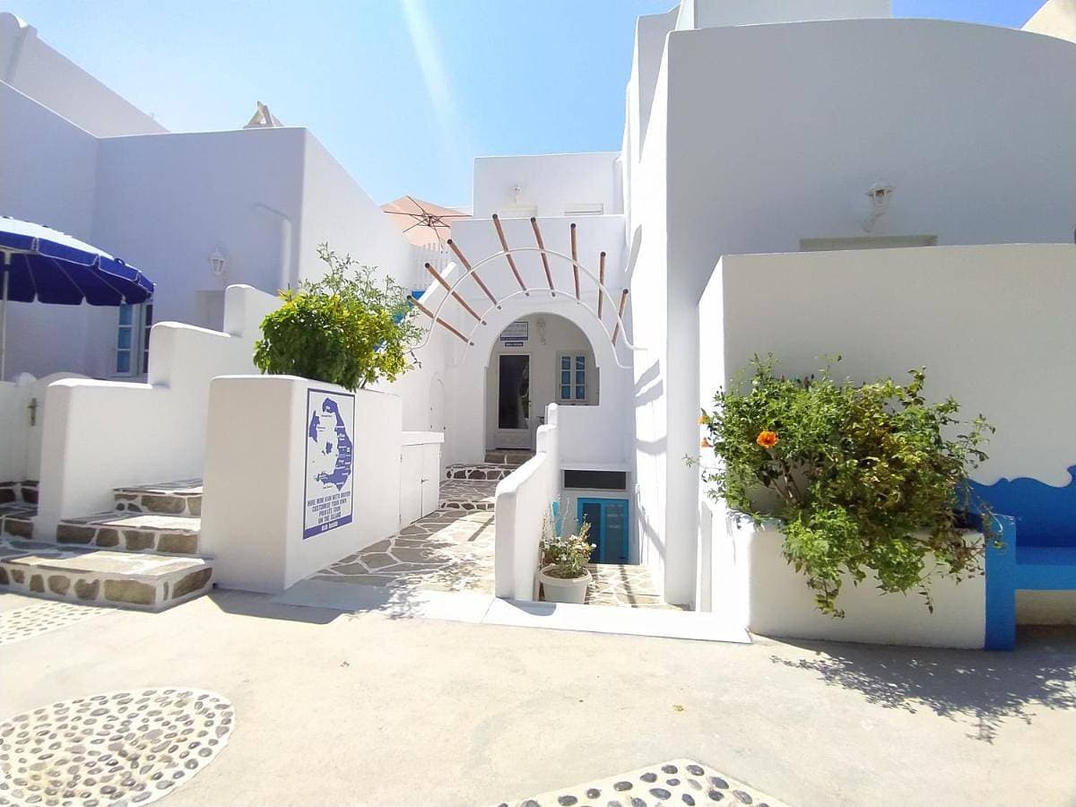 Chariot Apartments Santorini 1