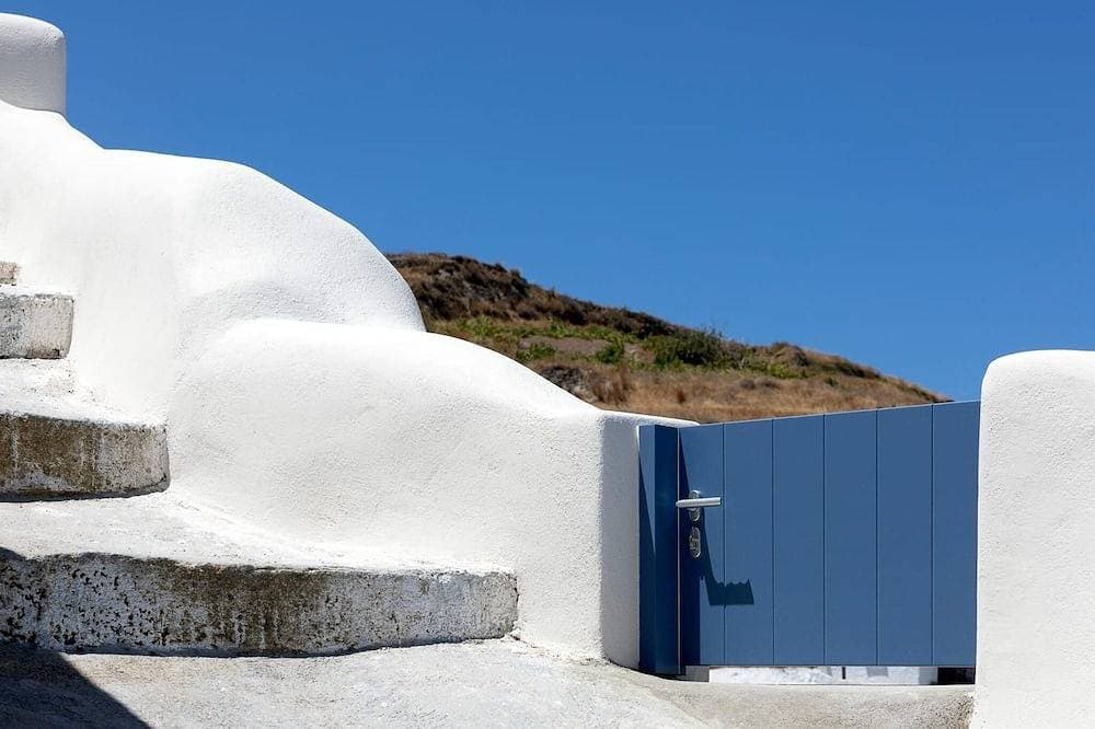 Foto 9 von 25: Amazing Santorini Suite | Hecate Suite | Private Hot Tub | Spacious Furnished.
