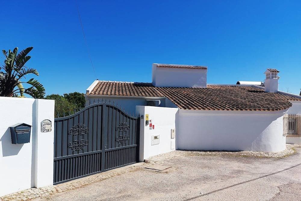 Foto 9 von 30: Haus am Hang, Meerblick, privater Pool, großer angelegter Garten