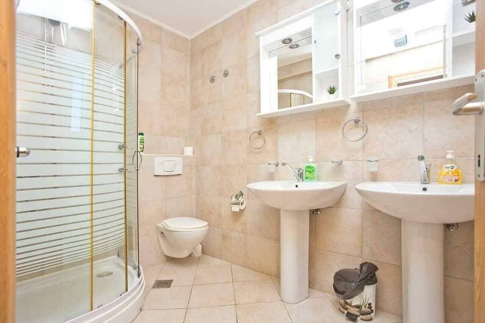 Foto 8 von 30: Spacious luxury villa with heated private pool & spectacular views of Boka bay