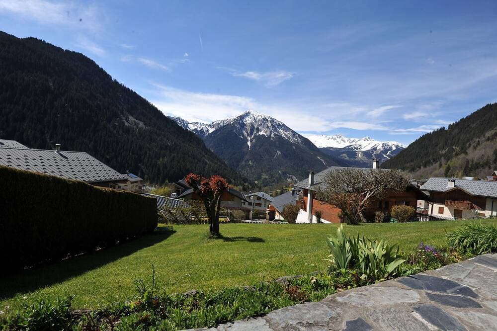 Foto 11 von 14: Wohnung D von Süden ausgerichteten Garten schönen Blick auf die Berge - Bas Crey