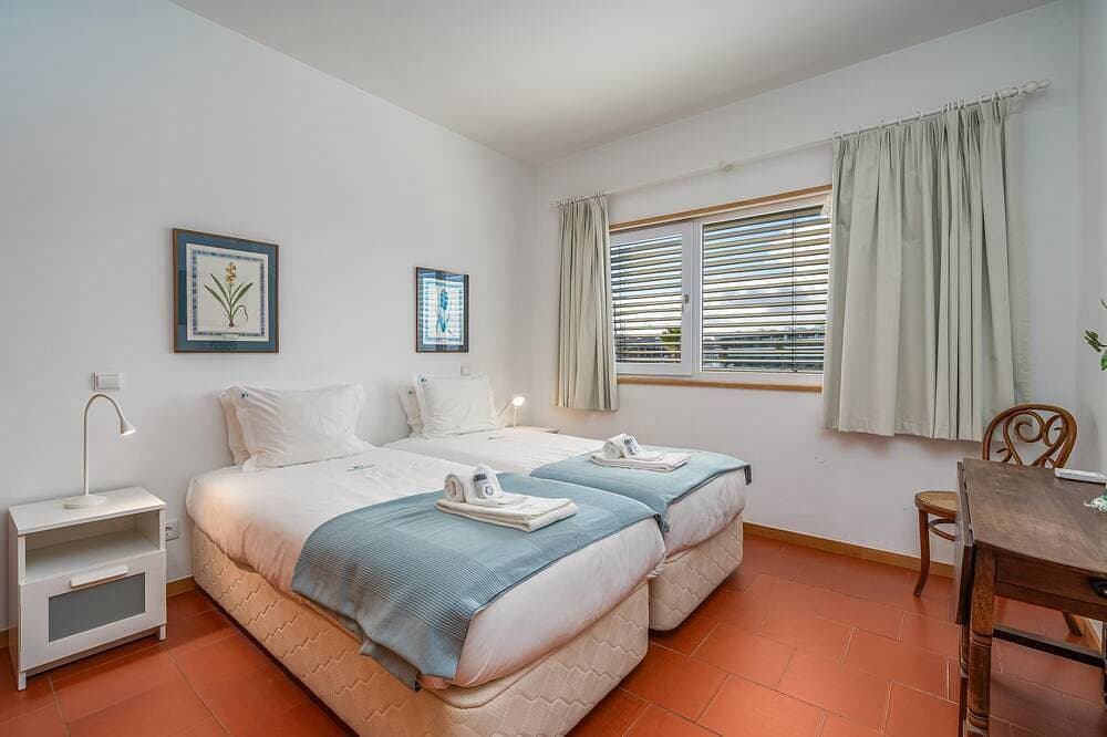 Foto 3 von 30: Top-floor marina apartment with classic charm