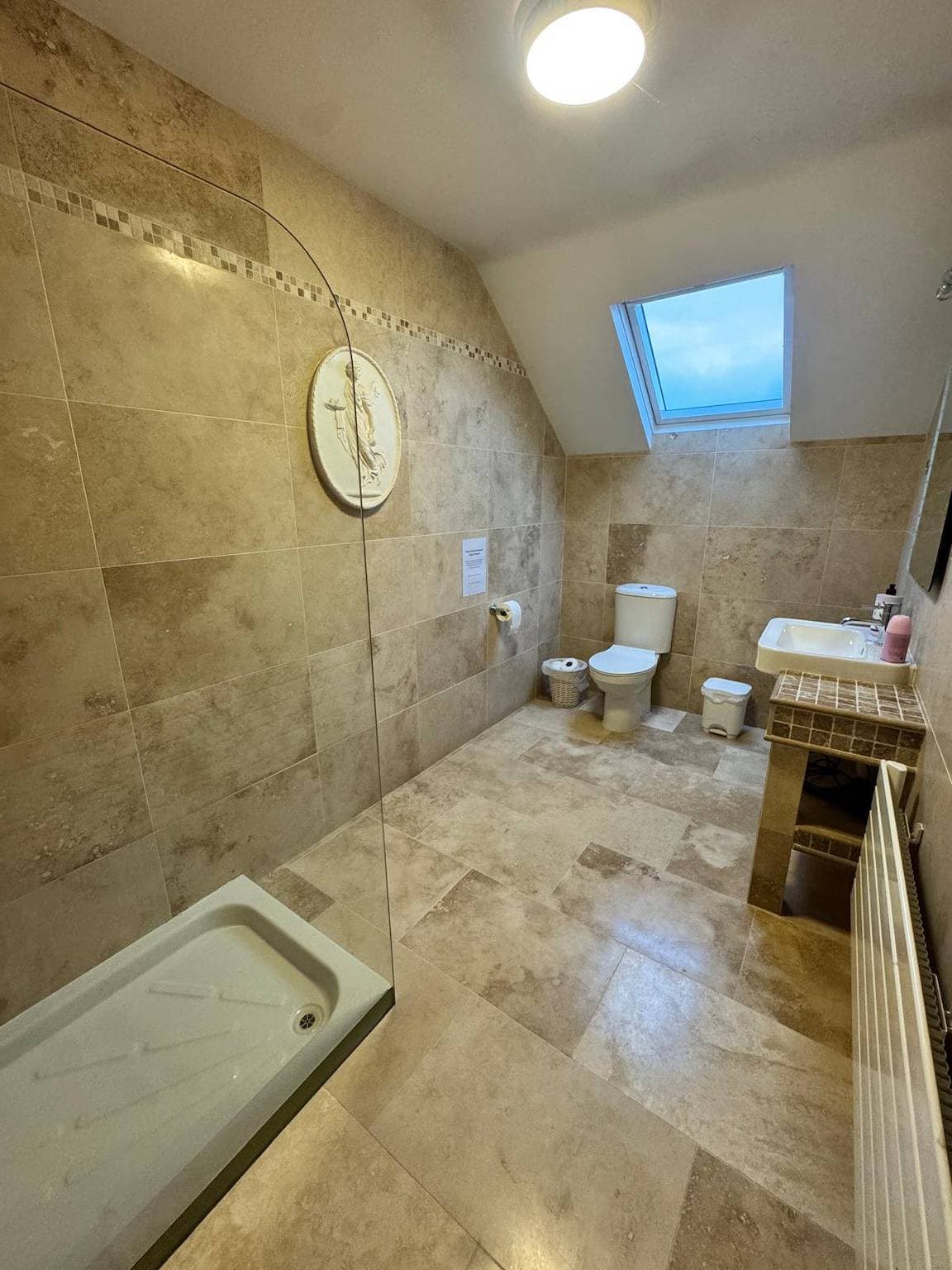 Foto 3 von 9: Dernvale House - Doppelzimmer für 3 Personen