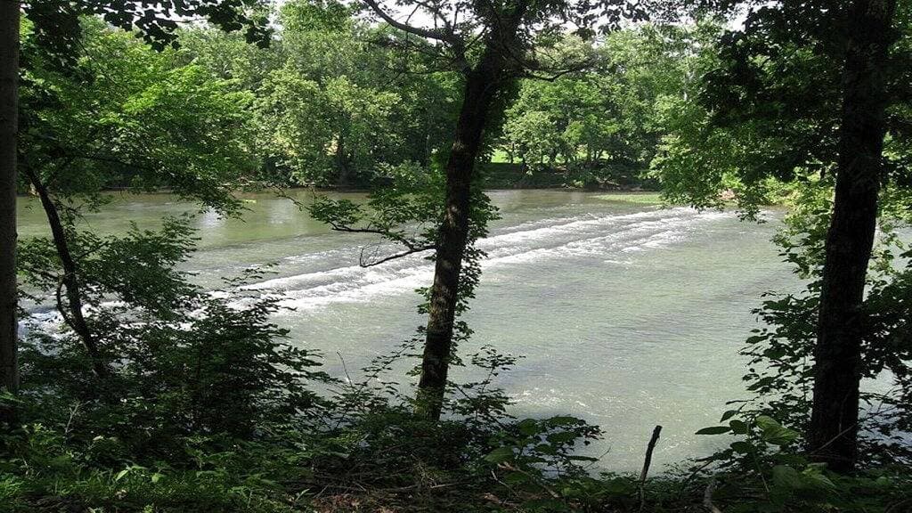 Foto 3 von 32: Vintage River Cabin, Log, Riverfront, Kamin, Dock, Whirlpool, Oberlichter, Charme