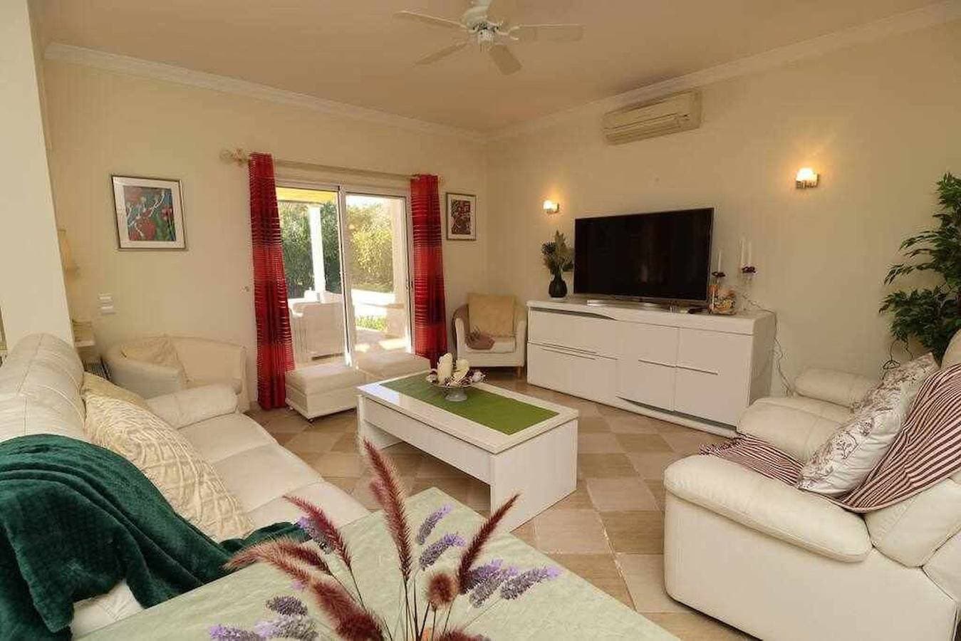 Foto 2 von 58: Villa Jóia · Moradia V3 Privada com Piscina - Boli
