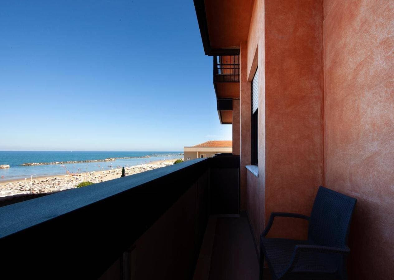 Foto 4 von 11: Triple Room with Balcony - Sea Front