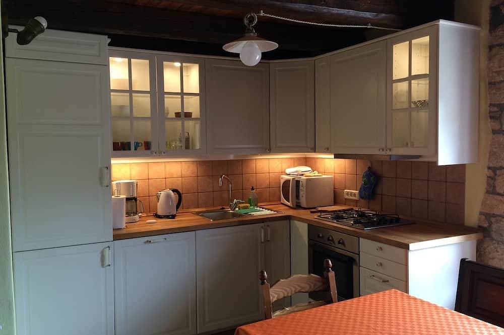 Foto 13 von 22: Rustikales Bauernhaus, umgeben vom Grün des großen und weitläufigen Gartens mit Swimmingpool