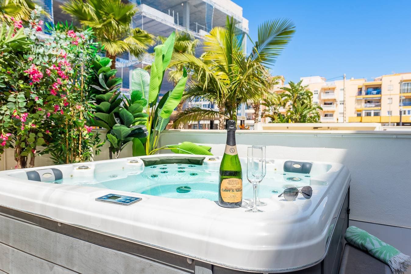 Foto 6 von 37: Ferienwohnung 'Luxuriöses Zweibettzimmer' mit privater Terrasse, WLAN und Klimaanlage