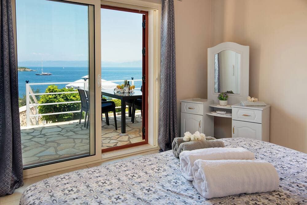 Foto 6 von 30: Villa Avgerini Paxos III: Breathtaking sea views, private terrace & amazing pool