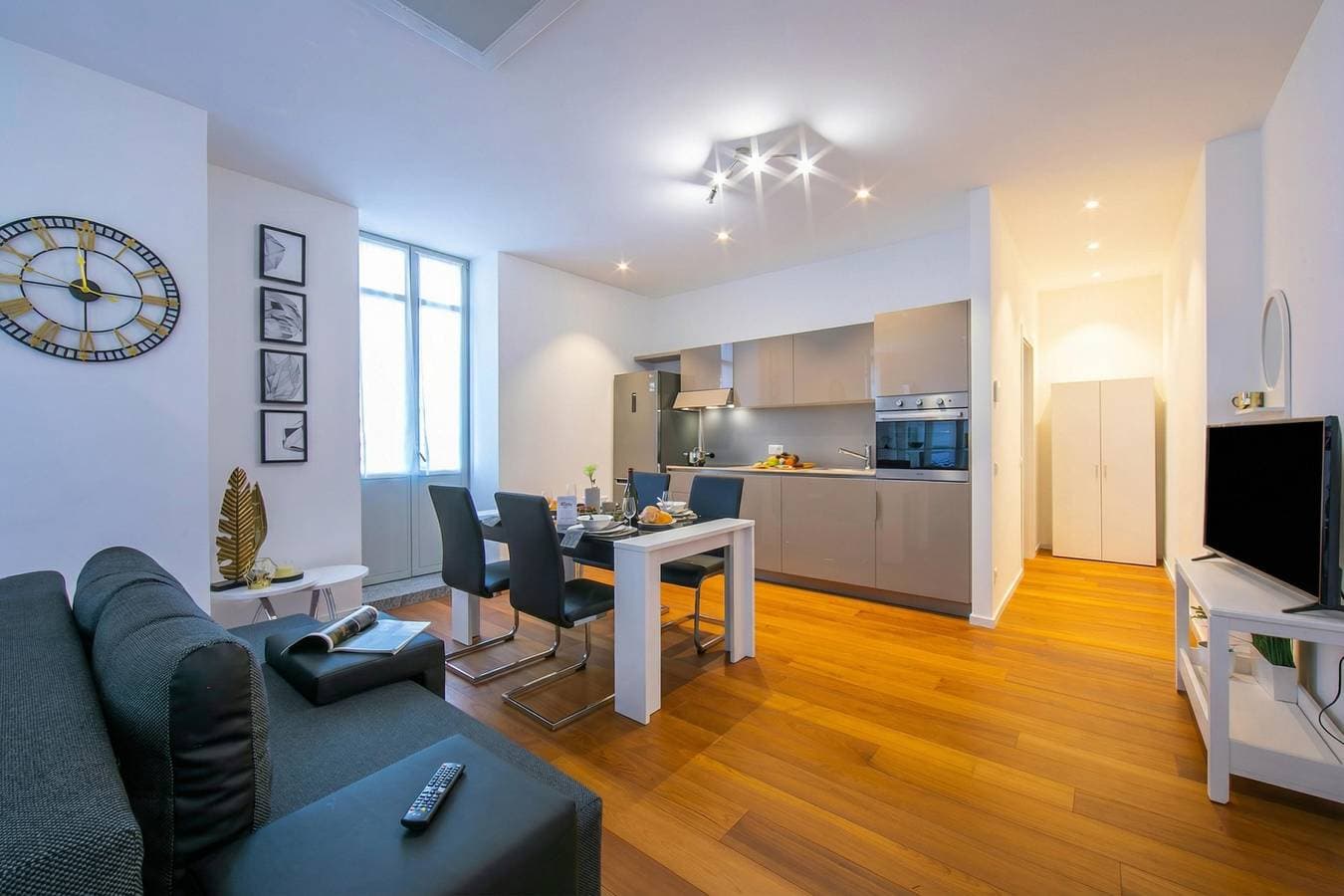 Foto 4 von 15: Little Lugano Studio with Balcony Views
