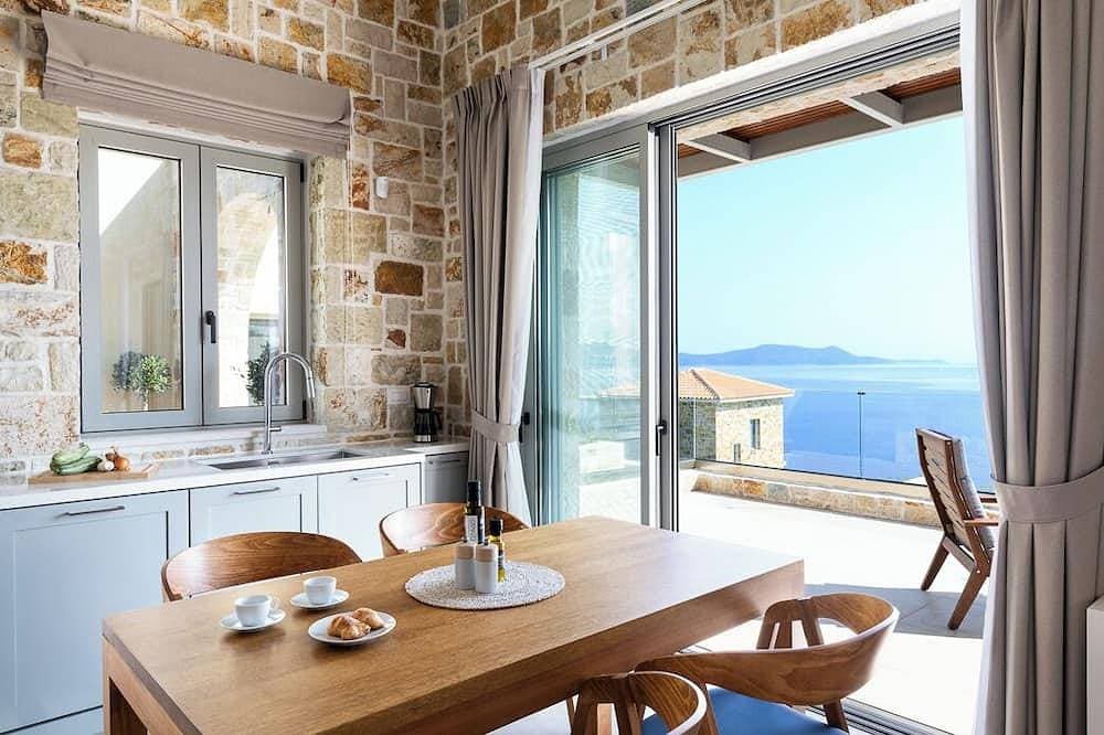 Foto 9 von 15: Sea view 2-bedroom villa in lovely Meganis with WiFi, AC