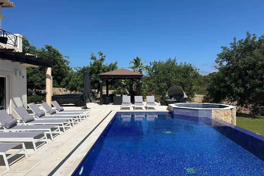 Foto 8 von 30: Makellose und luxuriöse moderne Villa mit großem Infinity-Pool und Spa (für 10 Personen)