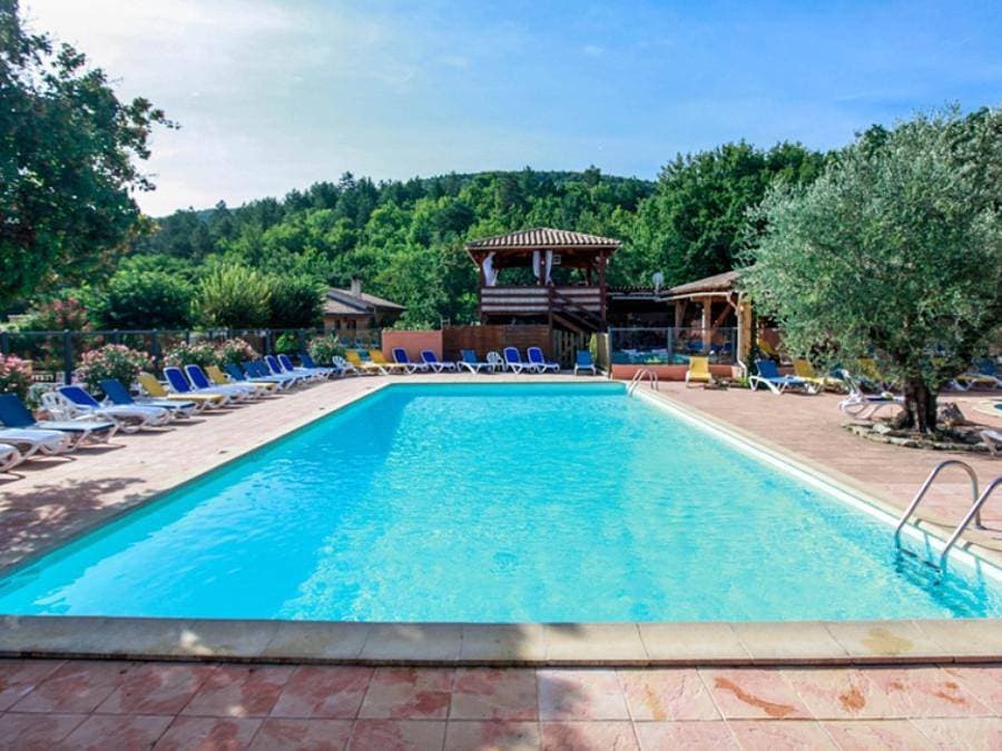 Foto 5 von 56: Camping Le Luberon | Pausado - Bungalow 4 personen - Cottage Capucine 4p Ohne Sanitären