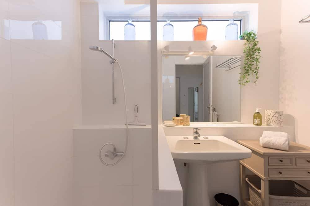 Foto 9 von 30: Cannes beach 400 metres away, Spacious air-conditioned 2-bedroom apartment