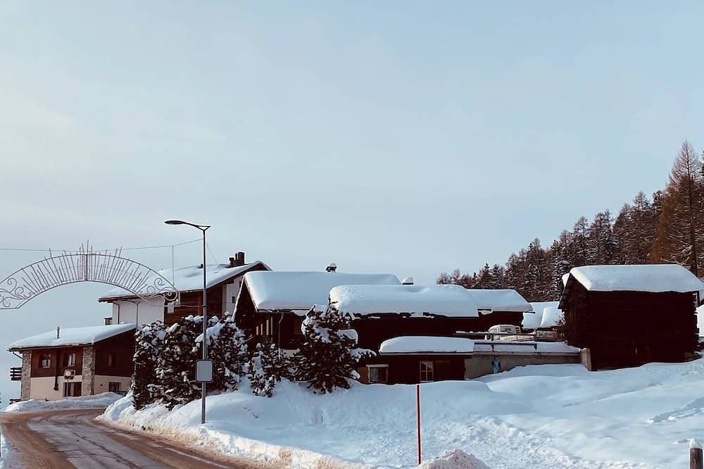 Foto 11 von 19: Chalet ça me Suffit, mein kleines Paradis -Aussen : kleines 2-stöckiges Chalet für 2 Personen am Anf