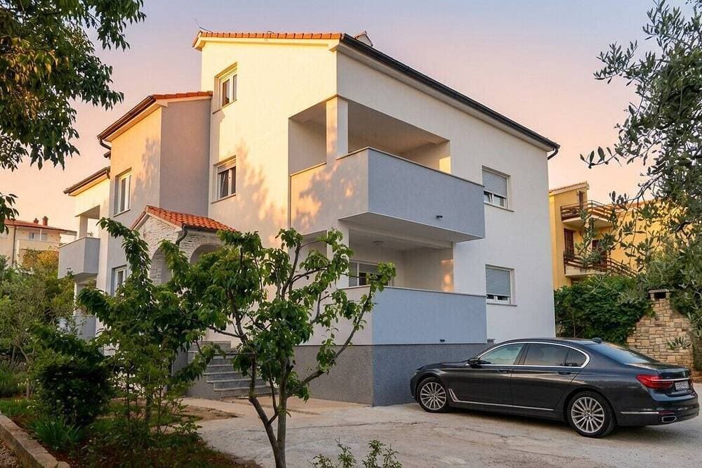 Foto 12 von 23: Comfortable holiday house with apartments / Amazing spacious apartment with patio and grill / A1