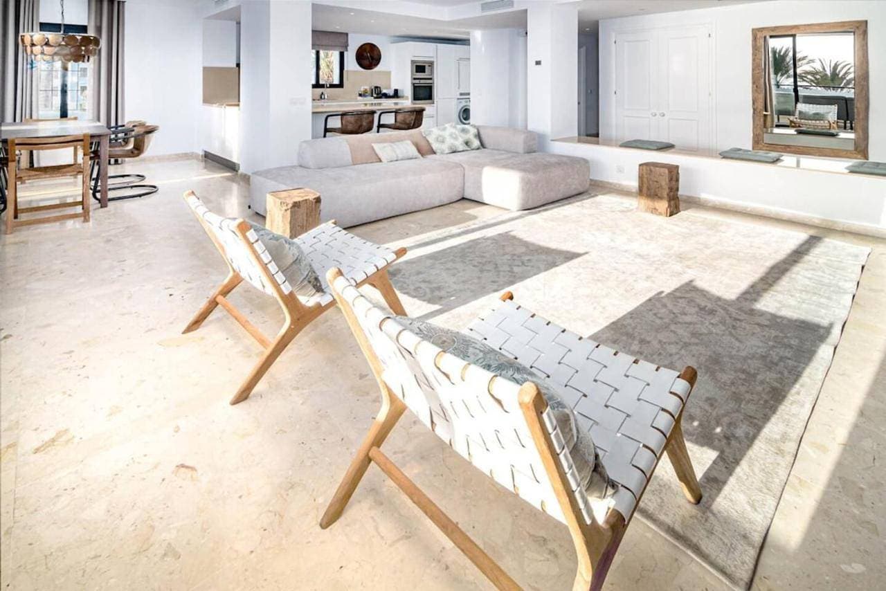 Foto 8 von 65: Three-Bedroom Apartment with Balcony