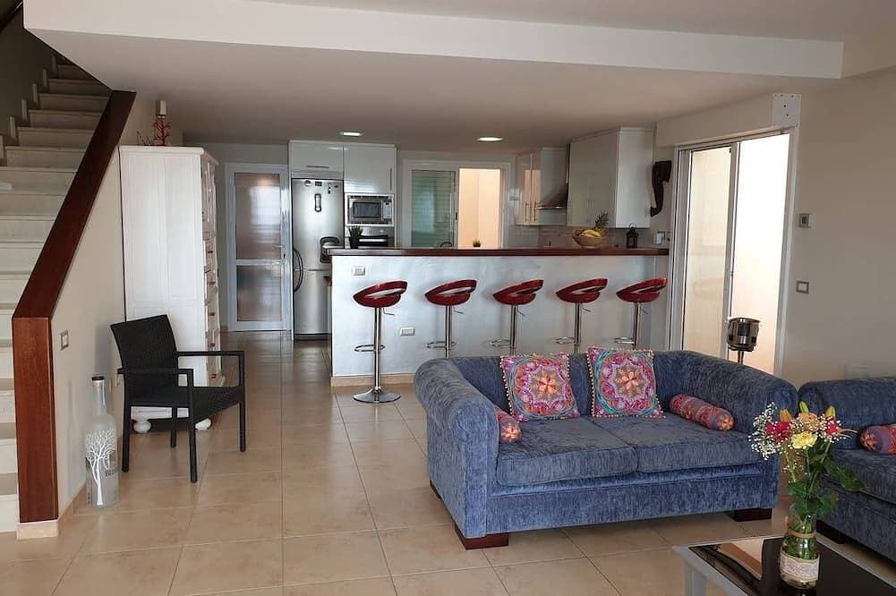 Foto 12 von 30: Schöne neue Maisonette mit großen Terrassen, mit sehr schönem Meerblick. Zum Entspannen