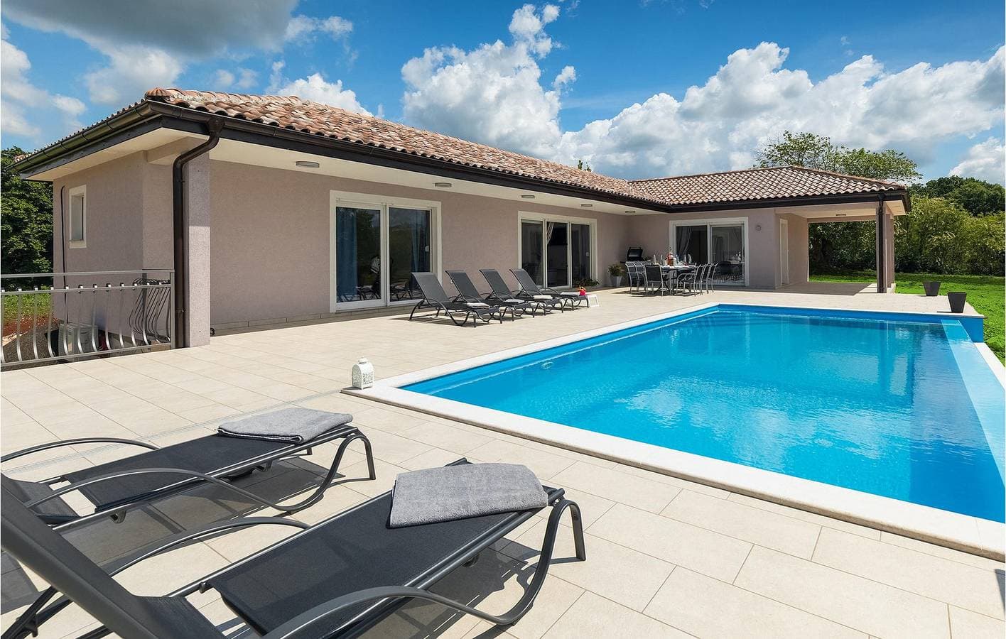 Foto 13 von 58: Geräumige 128 m² große Wohnung mit Pool, WLAN, Klimaanlage und Parkplatz