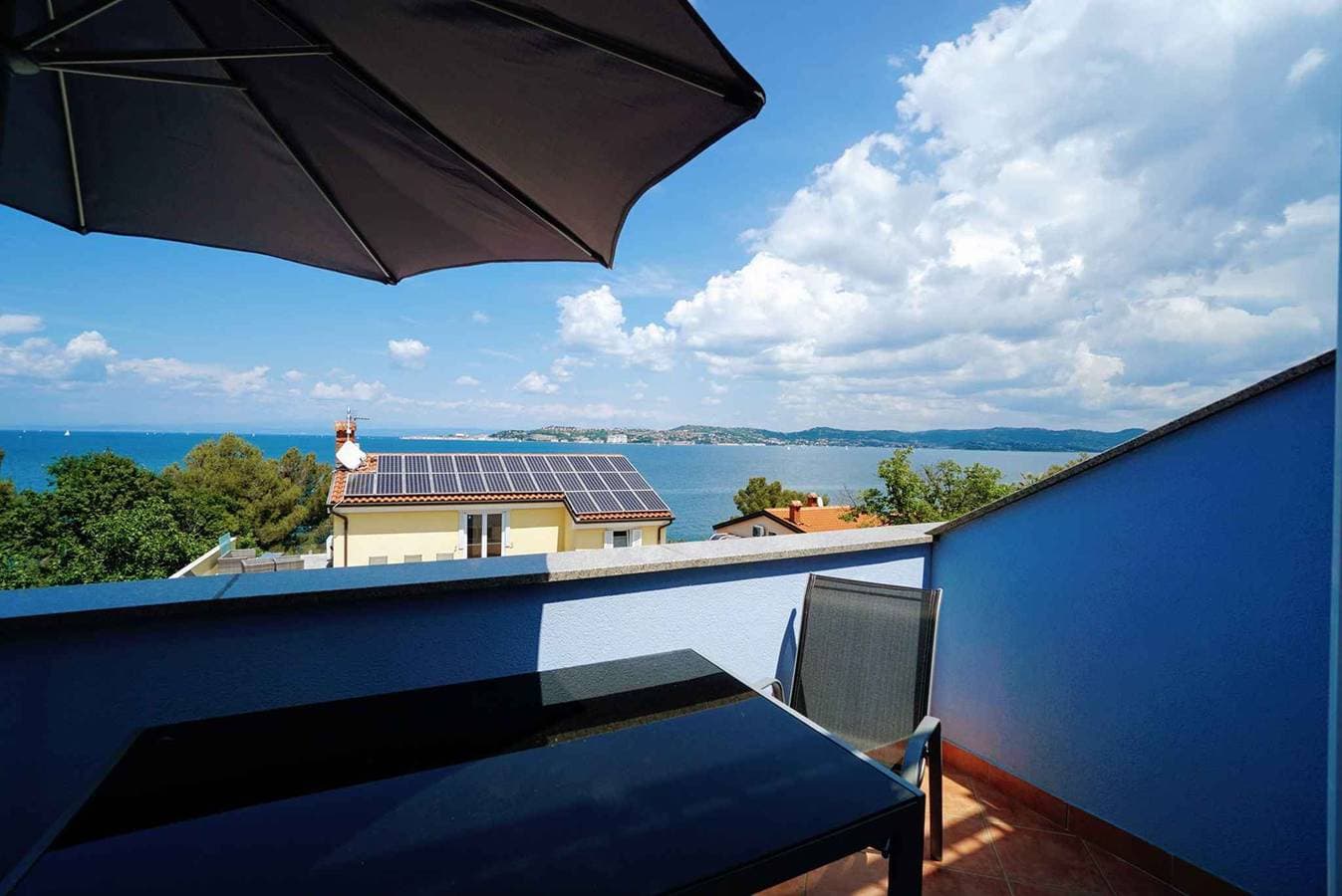 Foto 2 von 16: Ferienwohnung mit Balkon und Meerblick