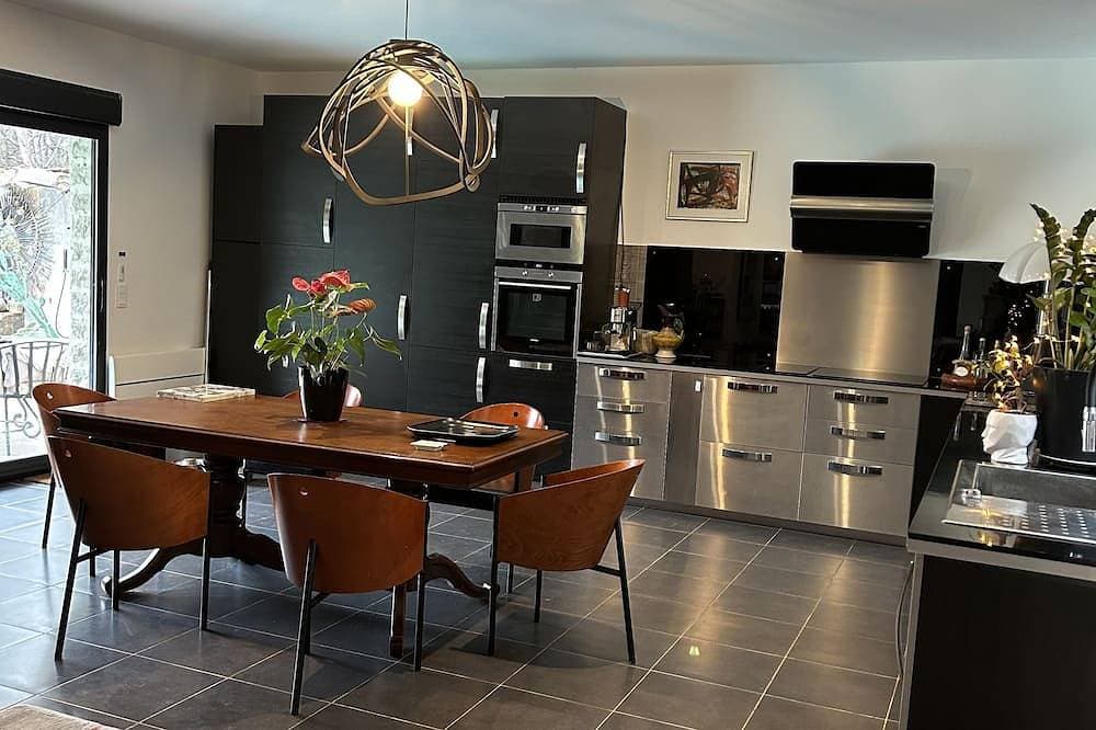 Foto 9 von 14: Villa Luxueuse Grand Conf 190 m2 , Piscine 8x5 Entre Foret et Mer ,animaux Accep