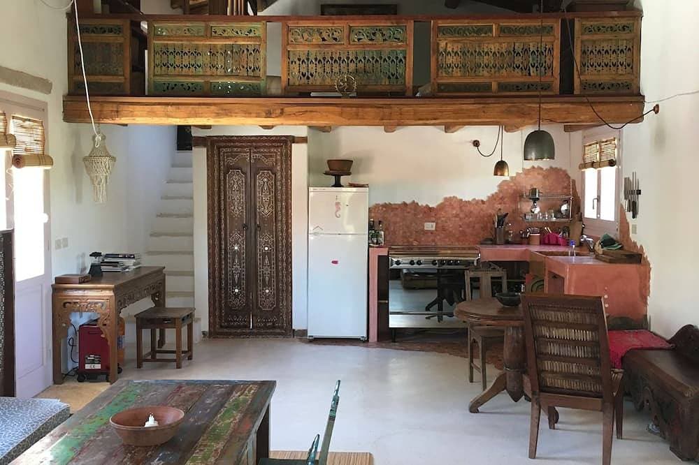 Ganz besonderes Ferienhaus in einer ländlichen Landschaft, umgeben von alten Felsen 1
