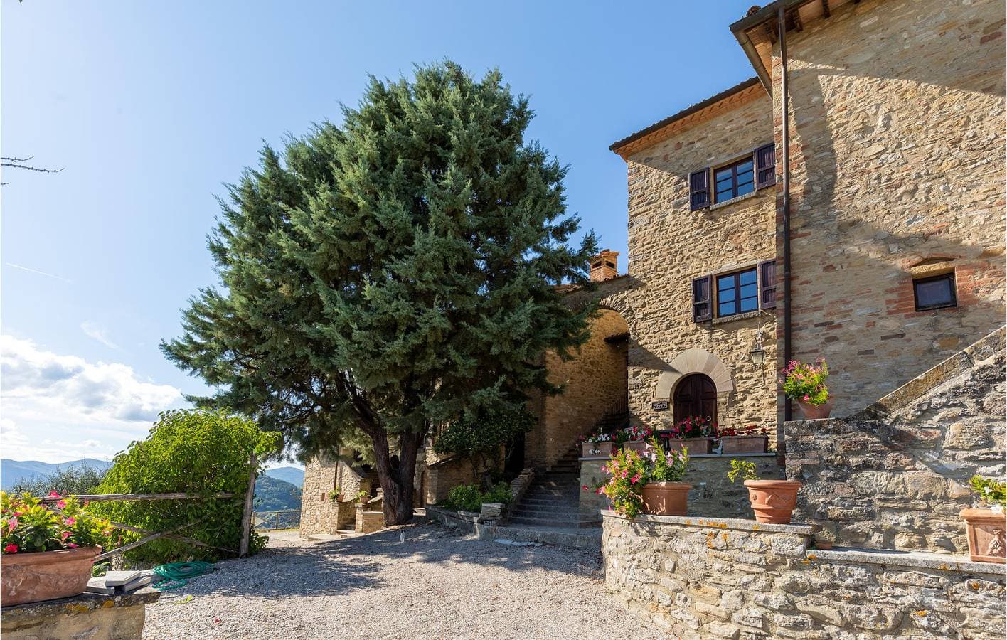 Appartement in Hanglage mit Babybett, Pool und Parkplatz 1